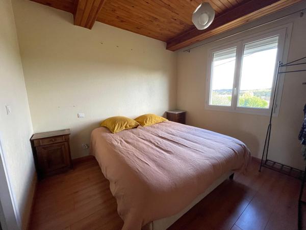 Maison de ville de type T3 bis avec bureau, garage, terrain clôturé + terrain constructible