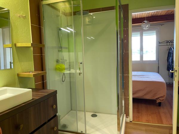 Maison de ville de type T3 bis avec bureau, garage, terrain clôturé + terrain constructible