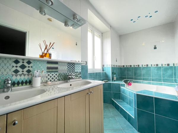 Maison de ville de type T3 bis avec bureau, garage, terrain clôturé + terrain constructible