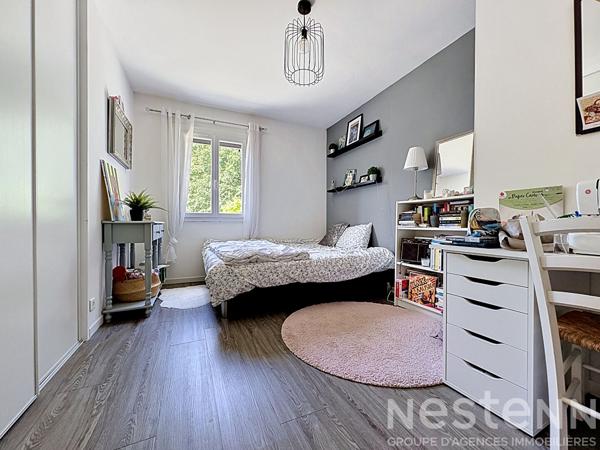 Maison familiale, 5 chambres, vie de plain-pied, jardin, sud-ouest, bus, C9, écoles, commerces, bords de Loire, jardin sans vis-à-vis, garage, carport, dépendance.