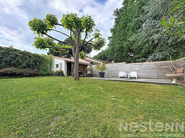 Maison familiale, 5 chambres, vie de plain-pied, jardin, sud-ouest, bus, C9, écoles, commerces, bords de Loire, jardin sans vis-à-vis, garage, carport, dépendance.