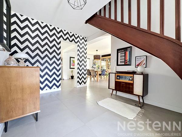 Maison familiale, 5 chambres, vie de plain-pied, jardin, sud-ouest, bus, C9, écoles, commerces, bords de Loire, jardin sans vis-à-vis, garage, carport, dépendance.