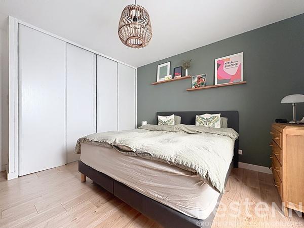 Maison familiale, 5 chambres, vie de plain-pied, jardin, sud-ouest, bus, C9, écoles, commerces, bords de Loire, jardin sans vis-à-vis, garage, carport, dépendance.