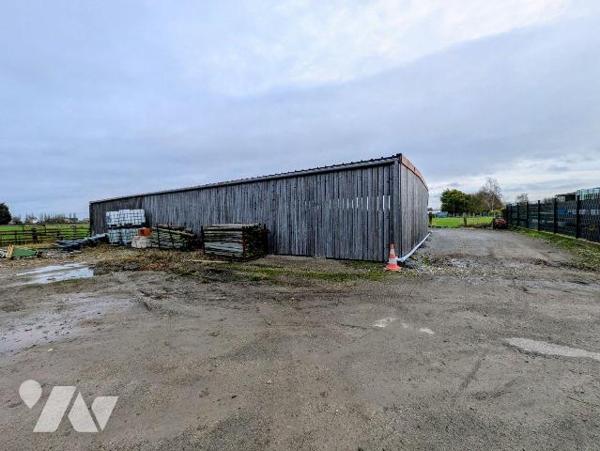 Proche DUNKERQUE. Idéal centre équestre, ou activité en rapport, ensemble immobilier construit ...