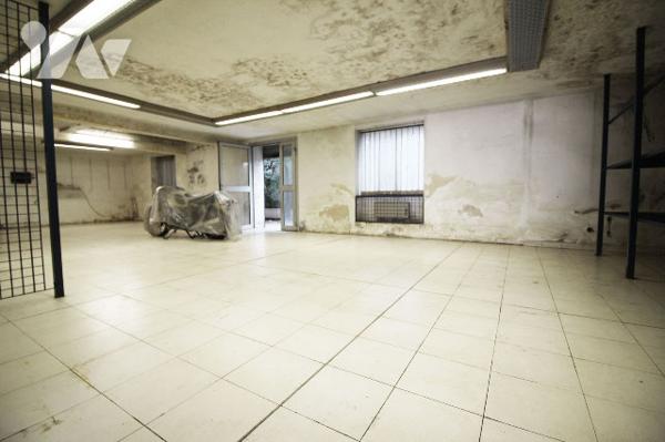Locaux commerciaux (250m2) en RDC + terrasse de 68m2 dans le quartier Sainte Marguerite Rouet