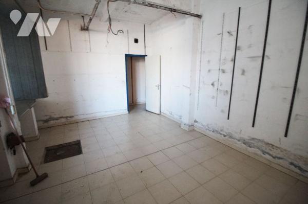 Locaux commerciaux (250m2) en RDC + terrasse de 68m2 dans le quartier Sainte Marguerite Rouet