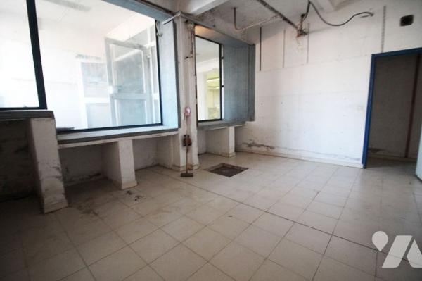 Locaux commerciaux (250m2) en RDC + terrasse de 68m2 dans le quartier Sainte Marguerite Rouet