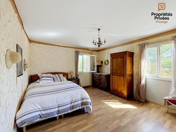 POURRIÈRES - 2 HABITATIONS, 207 M², PISCINE, GARAGE, TERRAIN 4 000 M²