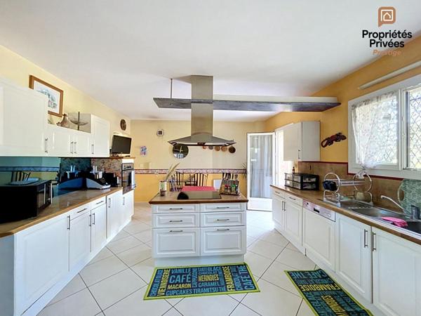 POURRIÈRES - 2 HABITATIONS, 207 M², PISCINE, GARAGE, TERRAIN 4 000 M²