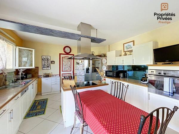 POURRIÈRES - 2 HABITATIONS, 207 M², PISCINE, GARAGE, TERRAIN 4 000 M²