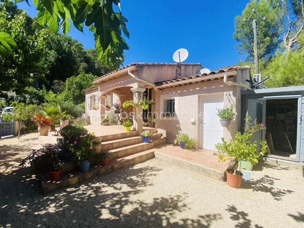 Dans un environnement calme, tout en étant proche des commodités, venez découvrir cette agréable maison individuelle de 73 m2 habitables, implantée sur un terrain arboré de 580 m2 avec une belle exposition sud-ouest.
La maison offre une distribution fonctionnelle et agréable. Un hall d'entrée avec rangement, une cuisine ouverte sur le salon-séjour lumineux. Cette pièce de vie conviviale est équipée d'une climatisation réversible ainsi que d'un poêle à granulés, avec accès direct sur la terrasse et le jardin. Idéale pour profiter des beaux jours.
L'espace nuit comprend deux chambres, dont l'une bénéficie également de la climatisation réversible, une salle d'eau ainsi qu'un WC indépendant.
La maison dispose de panneaux solaires, un atout supplémentaire pour maîtriser sa consommation énergétique avec un excellent classement , le DPE est en catégorie A.
Côté extérieur, vous profiterez d'un garage attenant ainsi que d'un atelier, pratique pour le bricolage ou le stokage.
Possibilité de garer plusieurs voitures sur le terrain.
Un cadre paisible, un terrain agréable et de belles possibilités d'aménagement offrant un confort au quotidien.
A visiter sans tarder !