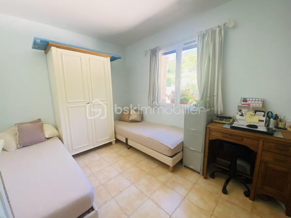 Dans un environnement calme, tout en étant proche des commodités, venez découvrir cette agréable maison individuelle de 73 m2 habitables, implantée sur un terrain arboré de 580 m2 avec une belle exposition sud-ouest.
La maison offre une distribution fonctionnelle et agréable. Un hall d'entrée avec rangement, une cuisine ouverte sur le salon-séjour lumineux. Cette pièce de vie conviviale est équipée d'une climatisation réversible ainsi que d'un poêle à granulés, avec accès direct sur la terrasse et le jardin. Idéale pour profiter des beaux jours.
L'espace nuit comprend deux chambres, dont l'une bénéficie également de la climatisation réversible, une salle d'eau ainsi qu'un WC indépendant.
La maison dispose de panneaux solaires, un atout supplémentaire pour maîtriser sa consommation énergétique avec un excellent classement , le DPE est en catégorie A.
Côté extérieur, vous profiterez d'un garage attenant ainsi que d'un atelier, pratique pour le bricolage ou le stokage.
Possibilité de garer plusieurs voitures sur le terrain.
Un cadre paisible, un terrain agréable et de belles possibilités d'aménagement offrant un confort au quotidien.
A visiter sans tarder !