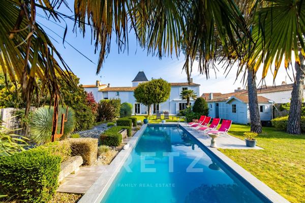 Propriété au cœur d'un village de 270m² avec piscine