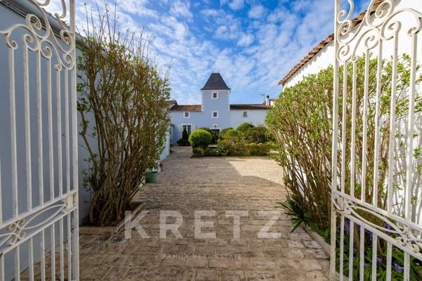 Propriété au cœur d'un village de 270m² avec piscine