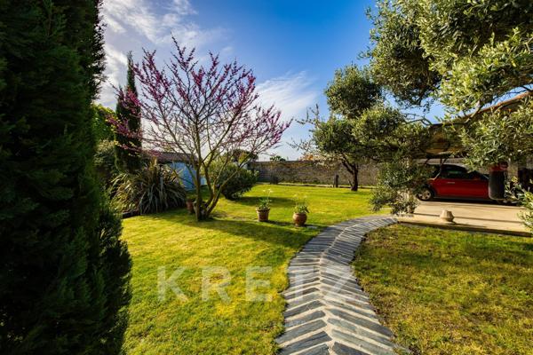 Propriété au cœur d'un village de 270m² avec piscine