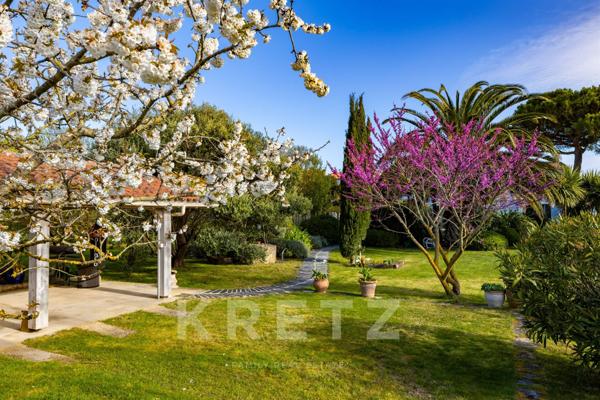 Propriété au cœur d'un village de 270m² avec piscine