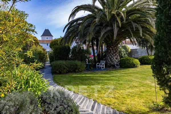 Propriété au cœur d'un village de 270m² avec piscine
