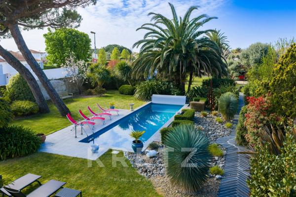 Propriété au cœur d'un village de 270m² avec piscine