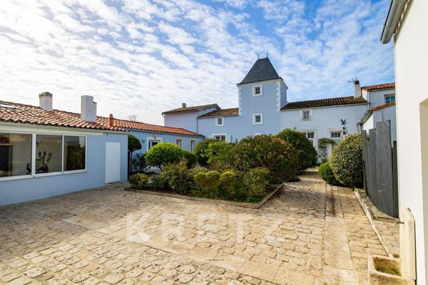 Propriété au cœur d'un village de 270m² avec piscine