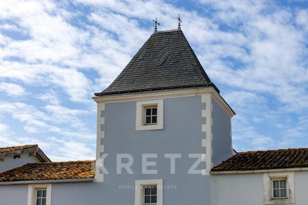 Propriété au cœur d'un village de 270m² avec piscine