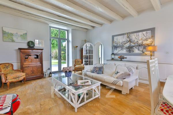 Propriété au cœur d'un village de 270m² avec piscine