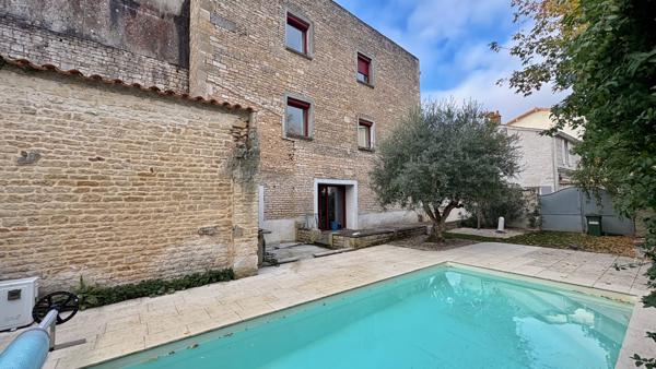 NIORT- loft de 263m² avec piscine et garage