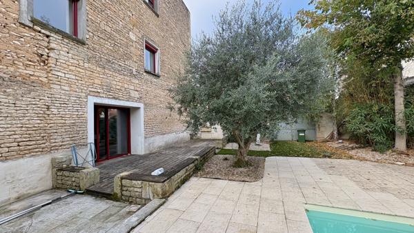 NIORT- loft de 263m² avec piscine et garage