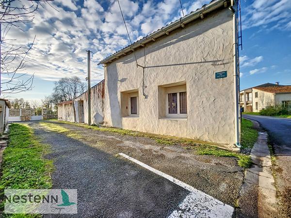 A vendre maison, 87 m², dans un hameau calme du GUA avec ses 2 chambres, sur un terrain de 337m², A 15 minutes des plages de Royan.