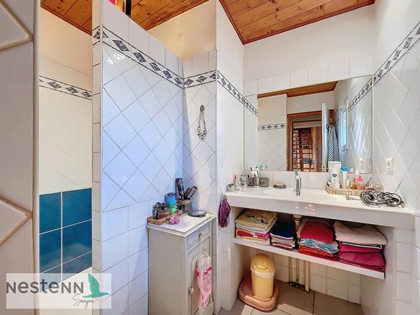 A vendre maison, 87 m², dans un hameau calme du GUA avec ses 2 chambres, sur un terrain de 337m², A 15 minutes des plages de Royan.