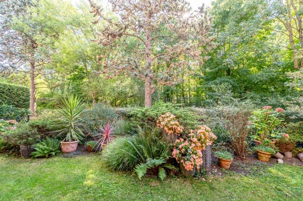 Appartement avec joli jardin sud et 3 chambres, 3 salle de bains.