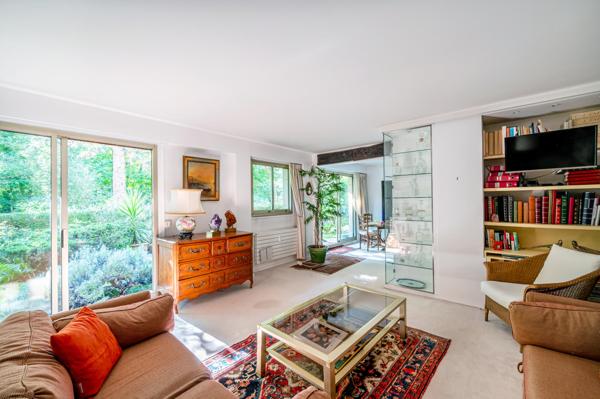 Appartement avec joli jardin sud et 3 chambres, 3 salle de bains.