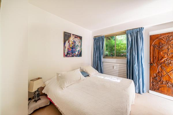 Appartement avec joli jardin sud et 3 chambres, 3 salle de bains.