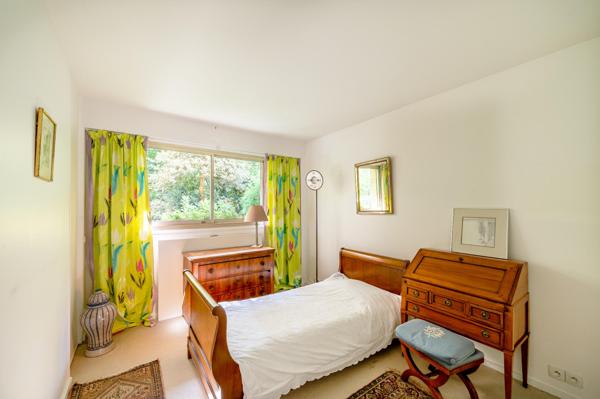 Appartement avec joli jardin sud et 3 chambres, 3 salle de bains.