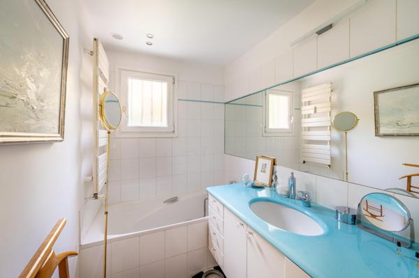 Appartement avec joli jardin sud et 3 chambres, 3 salle de bains.