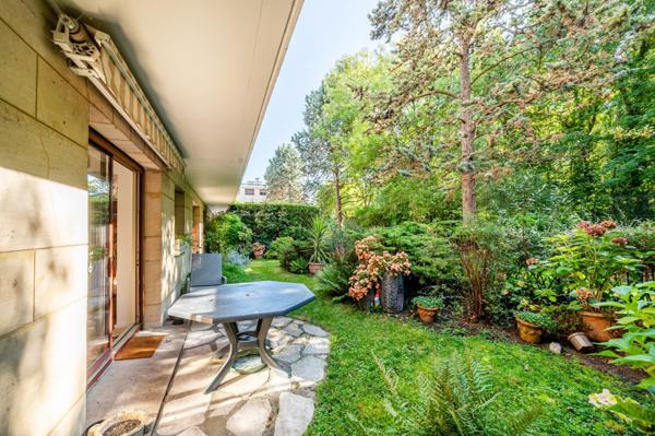 Appartement avec joli jardin sud et 3 chambres, 3 salle de bains.