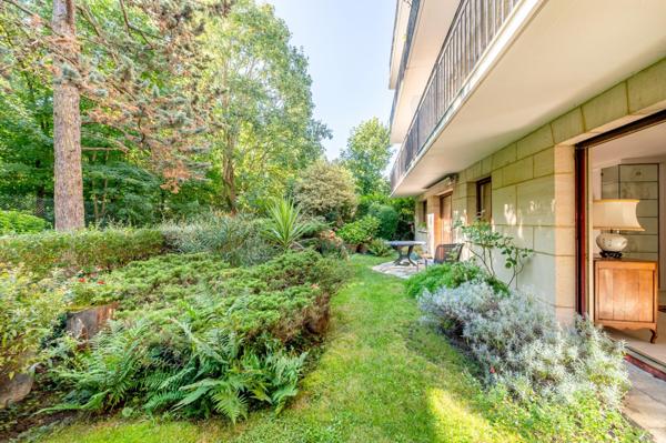 Appartement avec joli jardin sud et 3 chambres, 3 salle de bains.