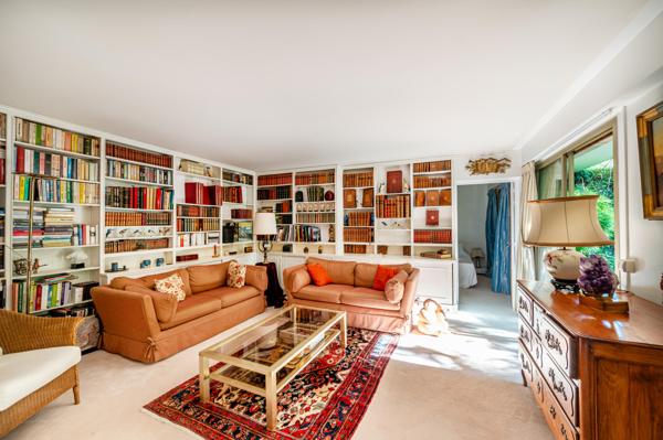 Appartement avec joli jardin sud et 3 chambres, 3 salle de bains.