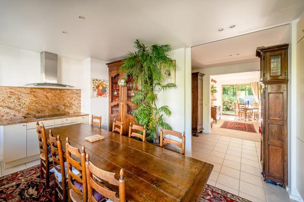 Appartement avec joli jardin sud et 3 chambres, 3 salle de bains.