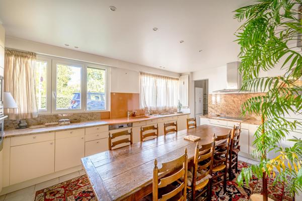 Appartement avec joli jardin sud et 3 chambres, 3 salle de bains.