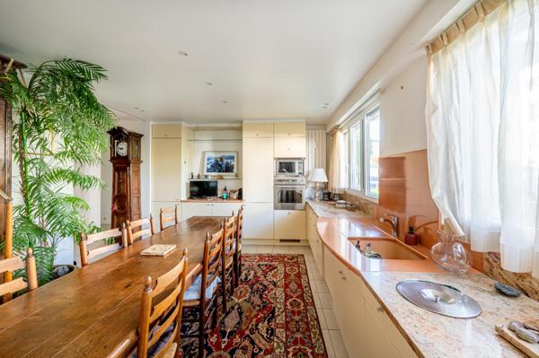 Appartement avec joli jardin sud et 3 chambres, 3 salle de bains.