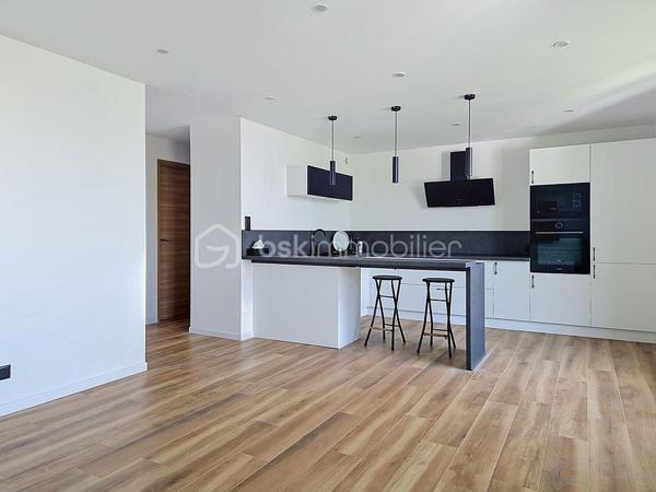 À vendre à Échirolles, à proximité du cours Jean Jaurès, très bel appartement T3 de 60 m² environ, entièrement refait à neuf avec de très belles prestations.
Situé au 4ème et dernier étage d’une petite copropriété, cet appartement bénéficie d’une belle luminosité et d’un agencement idéal. Entièrement rénové avec goût, il offre un intérieur moderne, soigné et fonctionnel, sans aucun travaux à prévoir.
L’appartement dispose d’une belle pièce de vie avec une cuisine entièrement équipée, deux belles chambres, une splendide salle de bain ainsi qu'un agréable balcon, idéal pour profiter d’un extérieur au quotidien. Vous apprécierez également ses faibles charges de copropriété, sa climatisation réversible, ainsi que sa proximité avec les commerces et commodités.
Un bien idéal pour une résidence principale comme pour un investissement locatif, avec le confort d’un appartement entièrement rénové et prêt à poser ses valises.
À visiter rapidement !