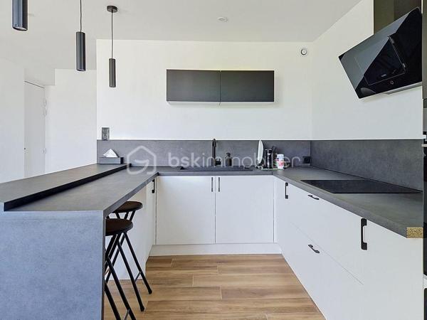 À vendre à Échirolles, à proximité du cours Jean Jaurès, très bel appartement T3 de 60 m² environ, entièrement refait à neuf avec de très belles prestations.
Situé au 4ème et dernier étage d’une petite copropriété, cet appartement bénéficie d’une belle luminosité et d’un agencement idéal. Entièrement rénové avec goût, il offre un intérieur moderne, soigné et fonctionnel, sans aucun travaux à prévoir.
L’appartement dispose d’une belle pièce de vie avec une cuisine entièrement équipée, deux belles chambres, une splendide salle de bain ainsi qu'un agréable balcon, idéal pour profiter d’un extérieur au quotidien. Vous apprécierez également ses faibles charges de copropriété, sa climatisation réversible, ainsi que sa proximité avec les commerces et commodités.
Un bien idéal pour une résidence principale comme pour un investissement locatif, avec le confort d’un appartement entièrement rénové et prêt à poser ses valises.
À visiter rapidement !