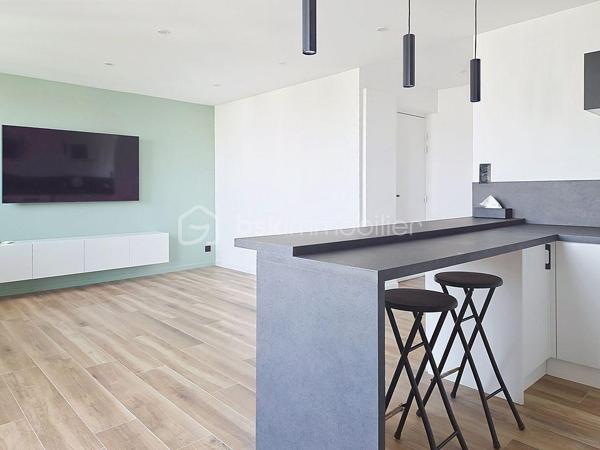 À vendre à Échirolles, à proximité du cours Jean Jaurès, très bel appartement T3 de 60 m² environ, entièrement refait à neuf avec de très belles prestations.
Situé au 4ème et dernier étage d’une petite copropriété, cet appartement bénéficie d’une belle luminosité et d’un agencement idéal. Entièrement rénové avec goût, il offre un intérieur moderne, soigné et fonctionnel, sans aucun travaux à prévoir.
L’appartement dispose d’une belle pièce de vie avec une cuisine entièrement équipée, deux belles chambres, une splendide salle de bain ainsi qu'un agréable balcon, idéal pour profiter d’un extérieur au quotidien. Vous apprécierez également ses faibles charges de copropriété, sa climatisation réversible, ainsi que sa proximité avec les commerces et commodités.
Un bien idéal pour une résidence principale comme pour un investissement locatif, avec le confort d’un appartement entièrement rénové et prêt à poser ses valises.
À visiter rapidement !