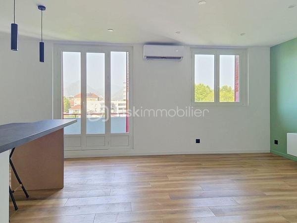 À vendre à Échirolles, à proximité du cours Jean Jaurès, très bel appartement T3 de 60 m² environ, entièrement refait à neuf avec de très belles prestations.
Situé au 4ème et dernier étage d’une petite copropriété, cet appartement bénéficie d’une belle luminosité et d’un agencement idéal. Entièrement rénové avec goût, il offre un intérieur moderne, soigné et fonctionnel, sans aucun travaux à prévoir.
L’appartement dispose d’une belle pièce de vie avec une cuisine entièrement équipée, deux belles chambres, une splendide salle de bain ainsi qu'un agréable balcon, idéal pour profiter d’un extérieur au quotidien. Vous apprécierez également ses faibles charges de copropriété, sa climatisation réversible, ainsi que sa proximité avec les commerces et commodités.
Un bien idéal pour une résidence principale comme pour un investissement locatif, avec le confort d’un appartement entièrement rénové et prêt à poser ses valises.
À visiter rapidement !
