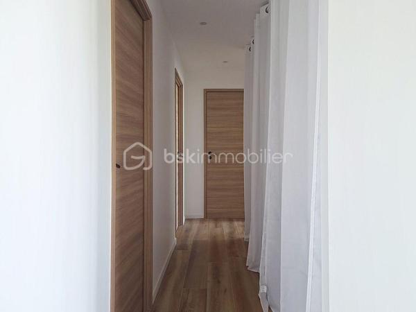 À vendre à Échirolles, à proximité du cours Jean Jaurès, très bel appartement T3 de 60 m² environ, entièrement refait à neuf avec de très belles prestations.
Situé au 4ème et dernier étage d’une petite copropriété, cet appartement bénéficie d’une belle luminosité et d’un agencement idéal. Entièrement rénové avec goût, il offre un intérieur moderne, soigné et fonctionnel, sans aucun travaux à prévoir.
L’appartement dispose d’une belle pièce de vie avec une cuisine entièrement équipée, deux belles chambres, une splendide salle de bain ainsi qu'un agréable balcon, idéal pour profiter d’un extérieur au quotidien. Vous apprécierez également ses faibles charges de copropriété, sa climatisation réversible, ainsi que sa proximité avec les commerces et commodités.
Un bien idéal pour une résidence principale comme pour un investissement locatif, avec le confort d’un appartement entièrement rénové et prêt à poser ses valises.
À visiter rapidement !