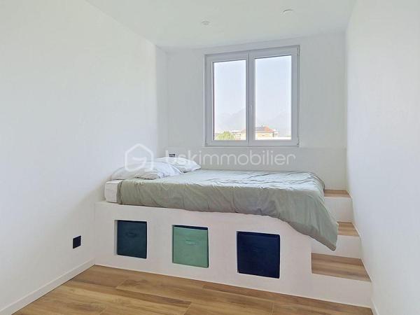 À vendre à Échirolles, à proximité du cours Jean Jaurès, très bel appartement T3 de 60 m² environ, entièrement refait à neuf avec de très belles prestations.
Situé au 4ème et dernier étage d’une petite copropriété, cet appartement bénéficie d’une belle luminosité et d’un agencement idéal. Entièrement rénové avec goût, il offre un intérieur moderne, soigné et fonctionnel, sans aucun travaux à prévoir.
L’appartement dispose d’une belle pièce de vie avec une cuisine entièrement équipée, deux belles chambres, une splendide salle de bain ainsi qu'un agréable balcon, idéal pour profiter d’un extérieur au quotidien. Vous apprécierez également ses faibles charges de copropriété, sa climatisation réversible, ainsi que sa proximité avec les commerces et commodités.
Un bien idéal pour une résidence principale comme pour un investissement locatif, avec le confort d’un appartement entièrement rénové et prêt à poser ses valises.
À visiter rapidement !