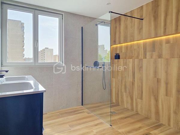 À vendre à Échirolles, à proximité du cours Jean Jaurès, très bel appartement T3 de 60 m² environ, entièrement refait à neuf avec de très belles prestations.
Situé au 4ème et dernier étage d’une petite copropriété, cet appartement bénéficie d’une belle luminosité et d’un agencement idéal. Entièrement rénové avec goût, il offre un intérieur moderne, soigné et fonctionnel, sans aucun travaux à prévoir.
L’appartement dispose d’une belle pièce de vie avec une cuisine entièrement équipée, deux belles chambres, une splendide salle de bain ainsi qu'un agréable balcon, idéal pour profiter d’un extérieur au quotidien. Vous apprécierez également ses faibles charges de copropriété, sa climatisation réversible, ainsi que sa proximité avec les commerces et commodités.
Un bien idéal pour une résidence principale comme pour un investissement locatif, avec le confort d’un appartement entièrement rénové et prêt à poser ses valises.
À visiter rapidement !