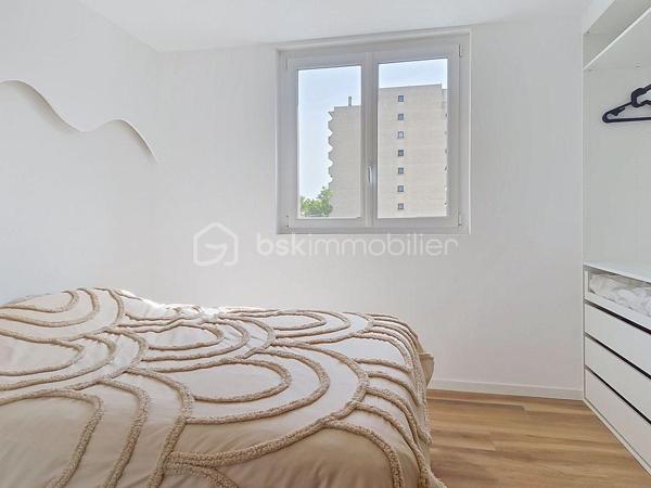 À vendre à Échirolles, à proximité du cours Jean Jaurès, très bel appartement T3 de 60 m² environ, entièrement refait à neuf avec de très belles prestations.
Situé au 4ème et dernier étage d’une petite copropriété, cet appartement bénéficie d’une belle luminosité et d’un agencement idéal. Entièrement rénové avec goût, il offre un intérieur moderne, soigné et fonctionnel, sans aucun travaux à prévoir.
L’appartement dispose d’une belle pièce de vie avec une cuisine entièrement équipée, deux belles chambres, une splendide salle de bain ainsi qu'un agréable balcon, idéal pour profiter d’un extérieur au quotidien. Vous apprécierez également ses faibles charges de copropriété, sa climatisation réversible, ainsi que sa proximité avec les commerces et commodités.
Un bien idéal pour une résidence principale comme pour un investissement locatif, avec le confort d’un appartement entièrement rénové et prêt à poser ses valises.
À visiter rapidement !