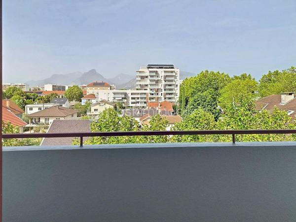 À vendre à Échirolles, à proximité du cours Jean Jaurès, très bel appartement T3 de 60 m² environ, entièrement refait à neuf avec de très belles prestations.
Situé au 4ème et dernier étage d’une petite copropriété, cet appartement bénéficie d’une belle luminosité et d’un agencement idéal. Entièrement rénové avec goût, il offre un intérieur moderne, soigné et fonctionnel, sans aucun travaux à prévoir.
L’appartement dispose d’une belle pièce de vie avec une cuisine entièrement équipée, deux belles chambres, une splendide salle de bain ainsi qu'un agréable balcon, idéal pour profiter d’un extérieur au quotidien. Vous apprécierez également ses faibles charges de copropriété, sa climatisation réversible, ainsi que sa proximité avec les commerces et commodités.
Un bien idéal pour une résidence principale comme pour un investissement locatif, avec le confort d’un appartement entièrement rénové et prêt à poser ses valises.
À visiter rapidement !