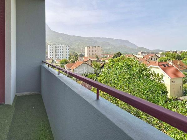 À vendre à Échirolles, à proximité du cours Jean Jaurès, très bel appartement T3 de 60 m² environ, entièrement refait à neuf avec de très belles prestations.
Situé au 4ème et dernier étage d’une petite copropriété, cet appartement bénéficie d’une belle luminosité et d’un agencement idéal. Entièrement rénové avec goût, il offre un intérieur moderne, soigné et fonctionnel, sans aucun travaux à prévoir.
L’appartement dispose d’une belle pièce de vie avec une cuisine entièrement équipée, deux belles chambres, une splendide salle de bain ainsi qu'un agréable balcon, idéal pour profiter d’un extérieur au quotidien. Vous apprécierez également ses faibles charges de copropriété, sa climatisation réversible, ainsi que sa proximité avec les commerces et commodités.
Un bien idéal pour une résidence principale comme pour un investissement locatif, avec le confort d’un appartement entièrement rénové et prêt à poser ses valises.
À visiter rapidement !